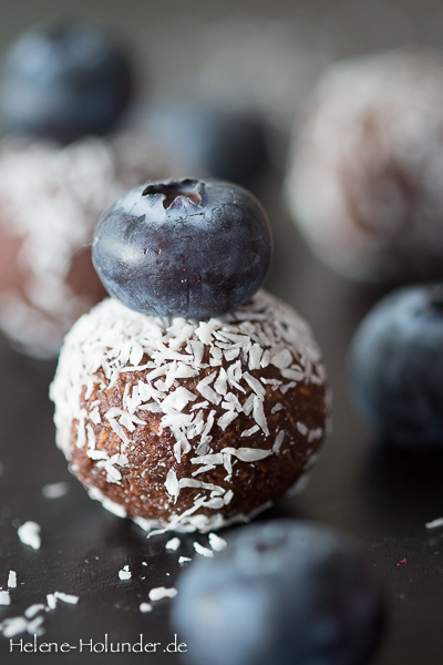 Dattel Kokos Kugeln mit Früchten, vegan, Helene Holunder Dattel Kokos Kugeln mit Früchten, vegan, Helene Holunder